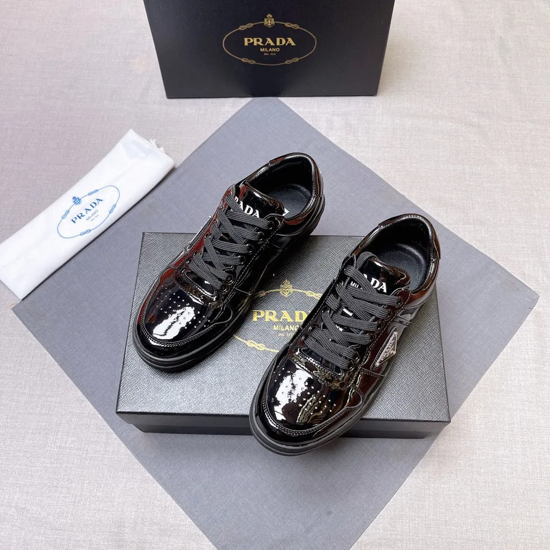 P380 Prada Prada's new men's leather sneakers, the highest version on the market, any comparison is welcome🆚! The original leather has excellent texture and is super high-end! Fetal sheep net lining imported from Italy, removable pad! Luxurious materials and fine workmanship, highly recommended! Code number 38-45 No. 058